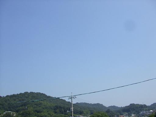 雲ひとつない午前中の空